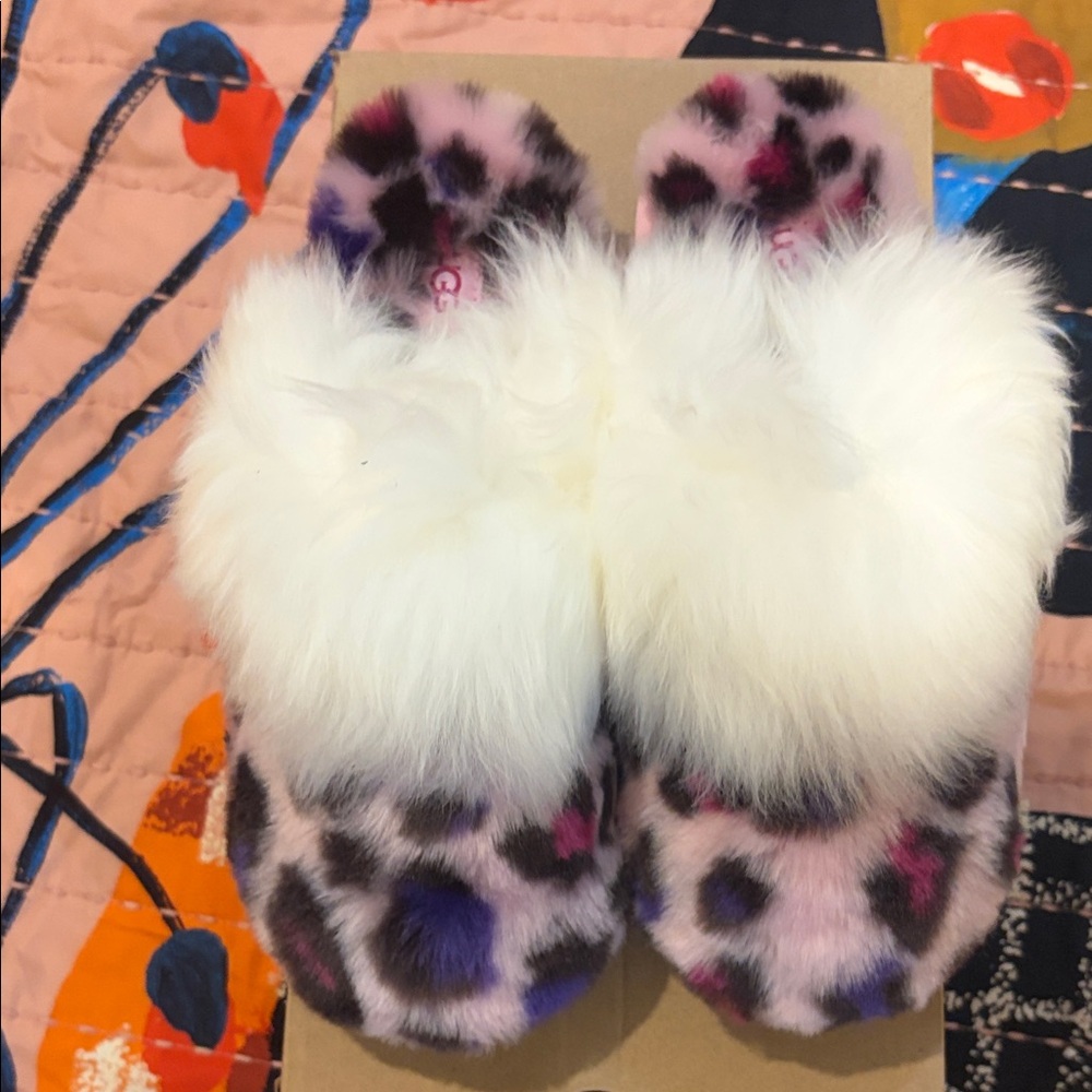 UGG Slippers Size 5 – New in Box – Cozy Plush Slip-On”
Pink and Purple Leopard